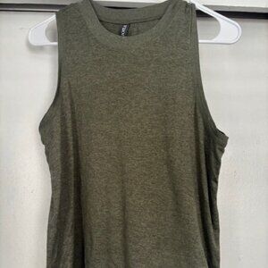 Vuori Women’s Energy Tank Top Green - NWOT